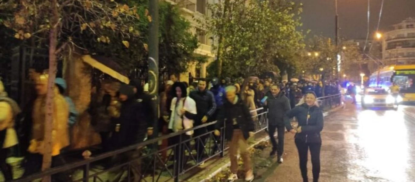 Πορεία υγειονομικών κατά της υποχρεωτικότητας - Ακόμα και με βροχή συνεχίζουν τον αγώνα